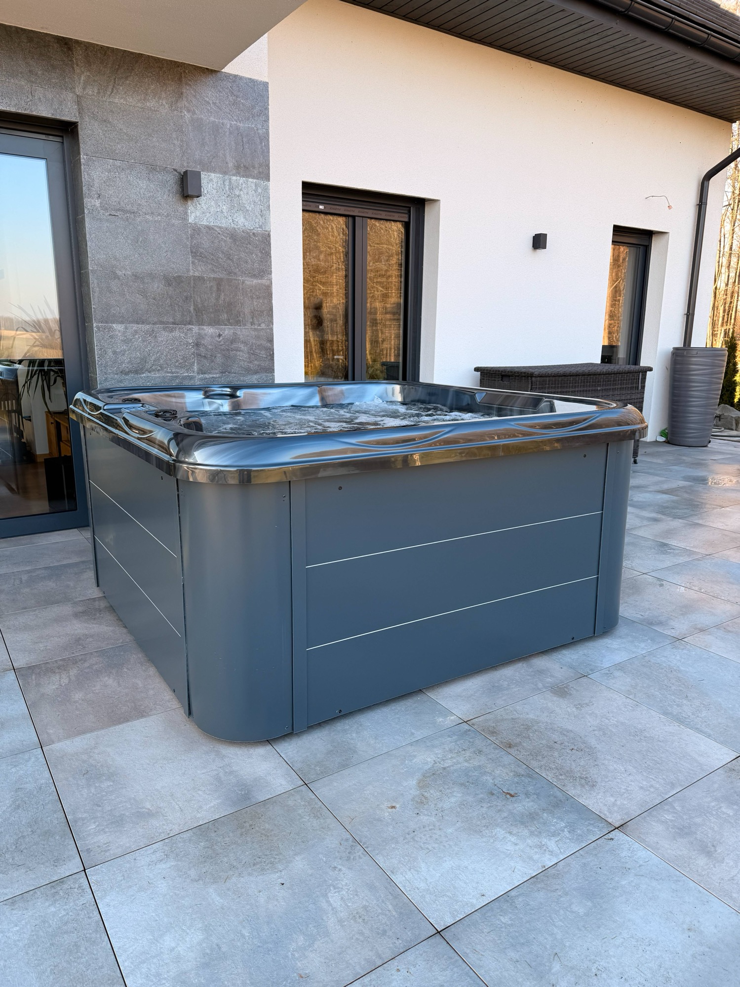 Obudowa kompozyt w ciemnej Wannie SPA