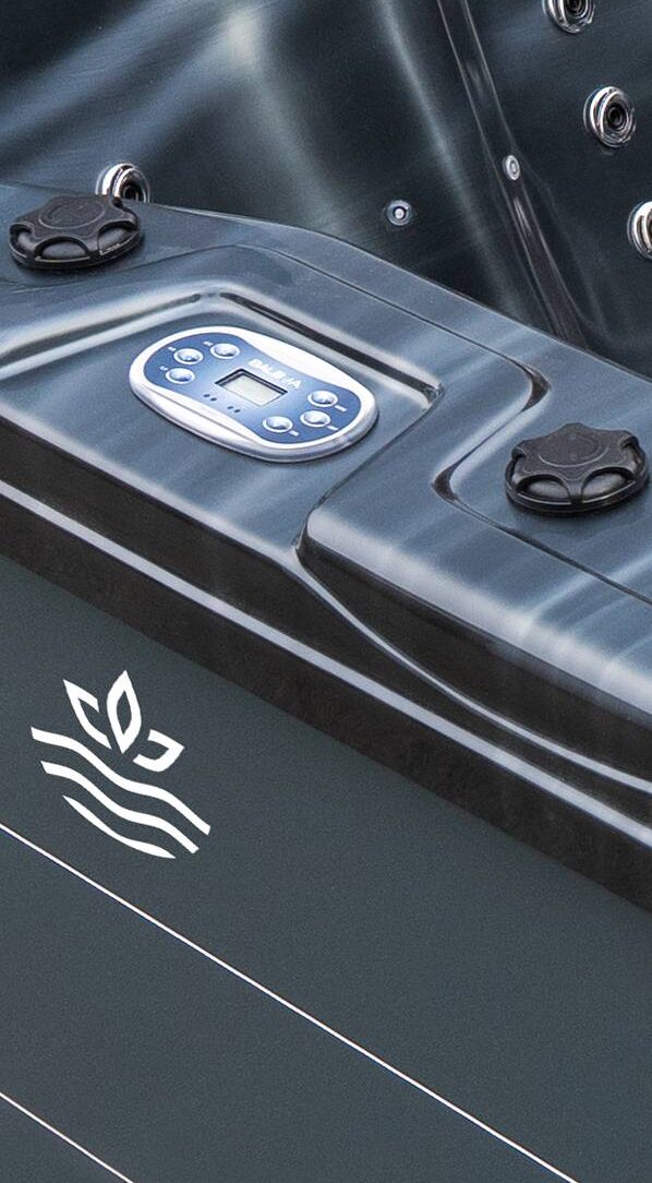 Dekoracyjny ciemny marmur w pionowym ułożeniu, podkreślający elegancki charakter Wanny